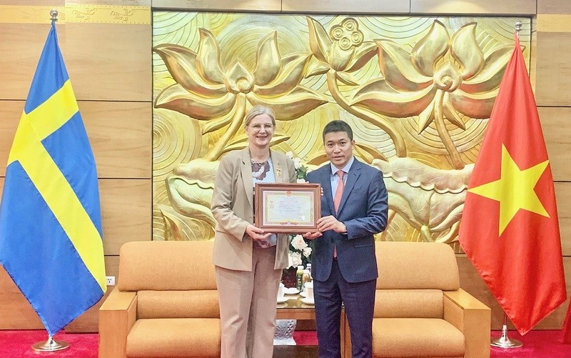 President of the Vietnam Union of Friendship Organisations Phan Anh Son (R) presents “For peace and friendship among nations” insignia to Swedish Ambassador to Vietnam Ann Mawe (Photo: baoquocte.vn)