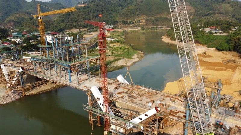 Construction and installation of steel arches of Phu Thinh bridge in Lao Cai City. (Photo: Tam Thoi)