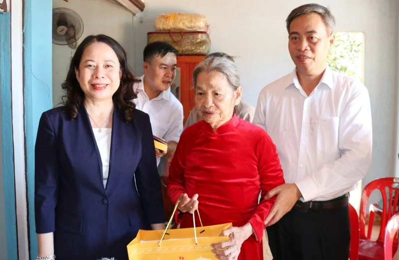 The VP visits and presents gifts to Vietnamese heroic mother Le Thi Mot (whose husband and son are both martyrs) in Nam Tan Village, Gio Son Commune, Gio Linh District.