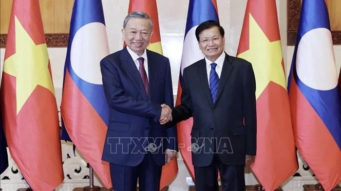 President To Lam and Party General Secretary and President of Laos Thongloun Sisoulith. (Photo: VNA) 