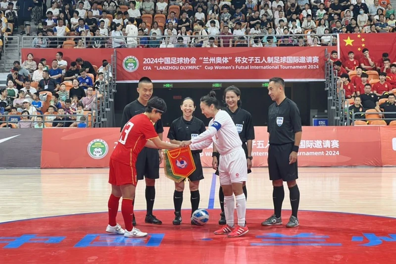 The two team captains exchange flags before the match starts. (Photo: VFF)