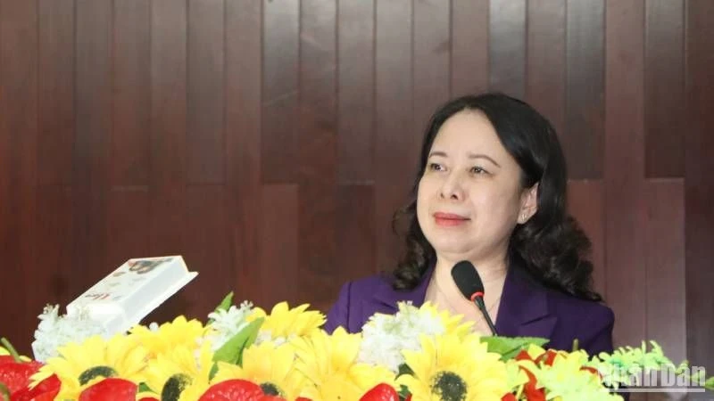 Vice President Vo Thi Anh Xuan speaks at the meeting.