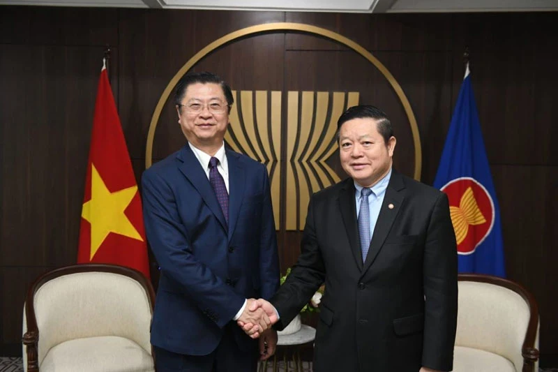 Truong Quang Hoai Nam, Deputy head of the Party Central Committee's Commission for External Relations (left), and Kao Kim, Secretary-General of the Association of Southeast Asian Nations (ASEAN). (Photo: Asean.org)