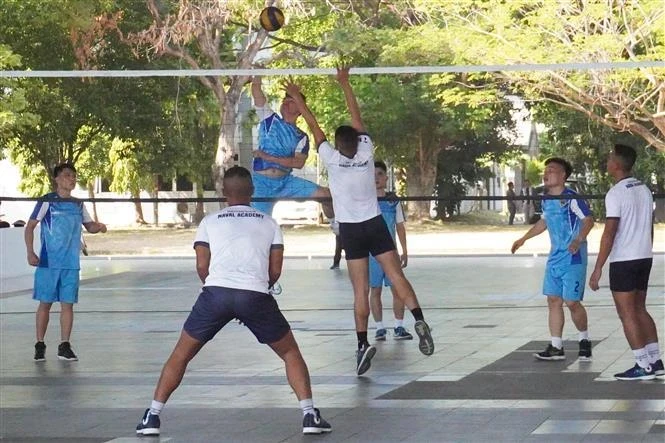 Cadets from the two naval academies of Vietnam and Indonesia play a friendly volleyball match. (Photo: VNA)