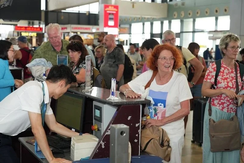 Passengers check in for flights at Noi Bai International Airport (Photo: VNA)