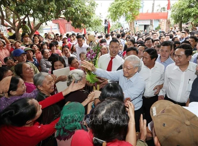 Party General Secretary Nguyen Phu Trong joins residents of Thuong Dien village, Vinh Quang commune, Vinh Bao district in the Great National Solidarity Festival of Hai Phong city on November 15, 2017. (Photo: VNA)