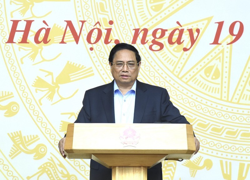 PM Pham Minh Chinh chairs the Government’s hybrid conference with ministers, heads of sectors and chairmen of the People’s Committees of centrally-run cities and province. (Photo: NDO)