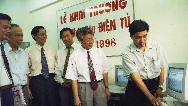 Comrade Nguyen Phu Trong, who was then the Politburo member in charge of ideological, cultural and educational work, checks newspaper distribution data on the opening day of Nhan Dan Online on June 21, 1998.