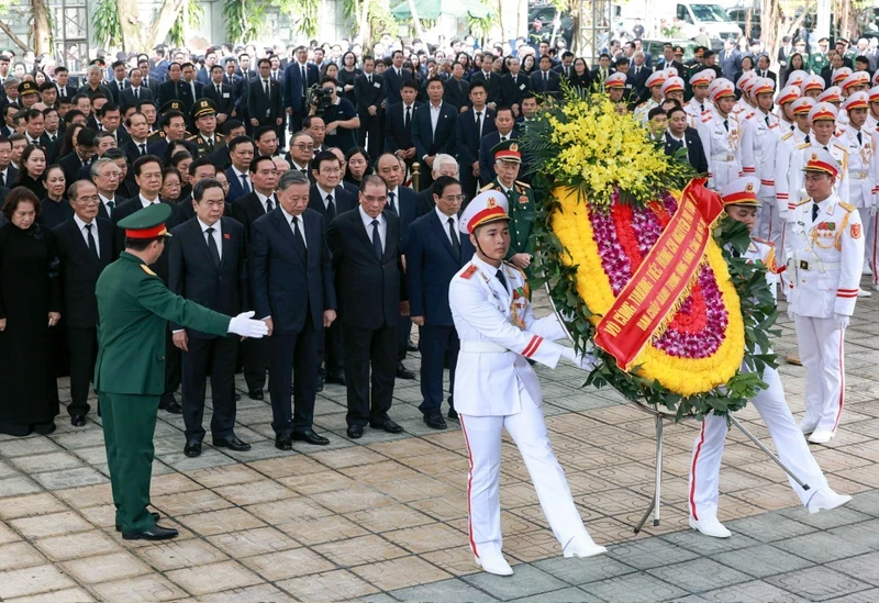 The CPV Central Committee delegation, led by Politburo member and State President To Lam, pay tribute to Party General Secretary Nguyen Phu Trong at the National Funeral Hall on July 25.