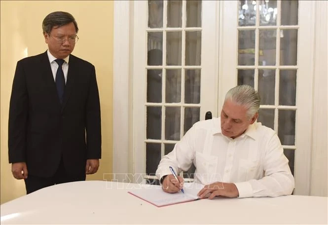 First Secretary of the Communist Party of Cuba (PCC) and President of Cuba Miguel Díaz-Canel Bermúdez on July 24 (local time) writes on condolence book for Party General Secretary Nguyen Phu Trong at the Vietnamese Embassy in Havana. (Photo: VNA)