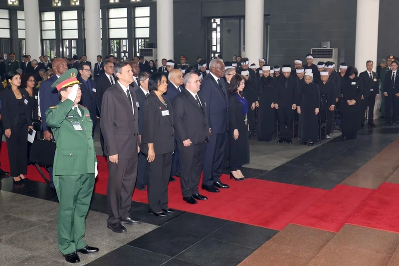 The Cuban delegation, led by President of the National Assembly of People's Power of Cuba Esteban Lazo Hernandez, pays respects to General Secretary Nguyen Phu Trong. (Photo: VNA)