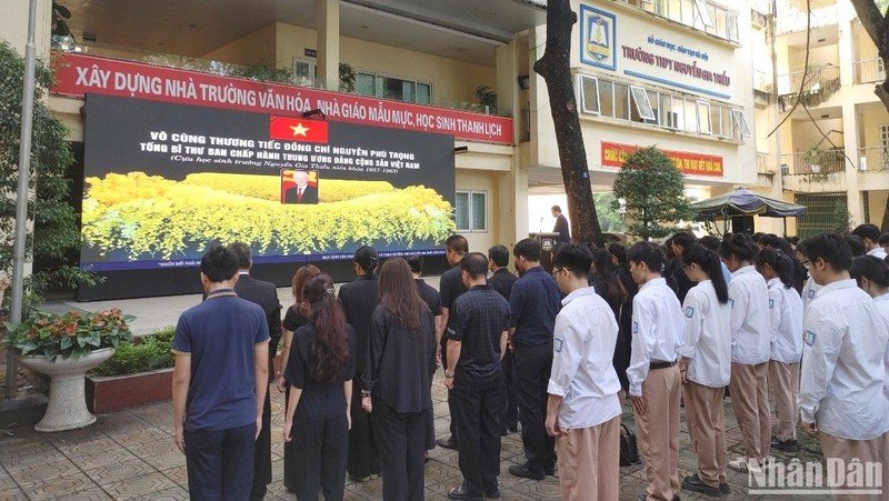 A respect-paying ceremony for General Secretary Nguyen Phu Trong was held at Nguyen Gia Thieu High School.