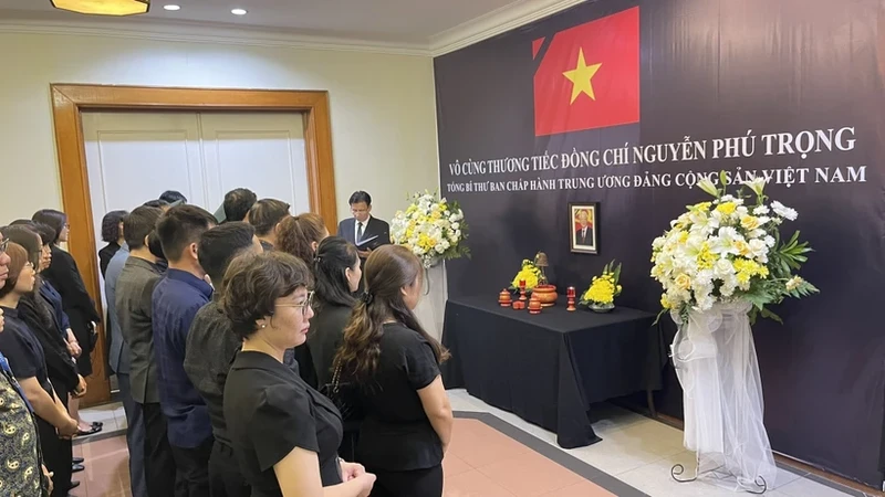 Officials and staff at the embassy and Vietnamese representative agencies, and representatives from the Vietnamese community in Indonesia pay resspects to the late Party leader. (Photo: VNA)