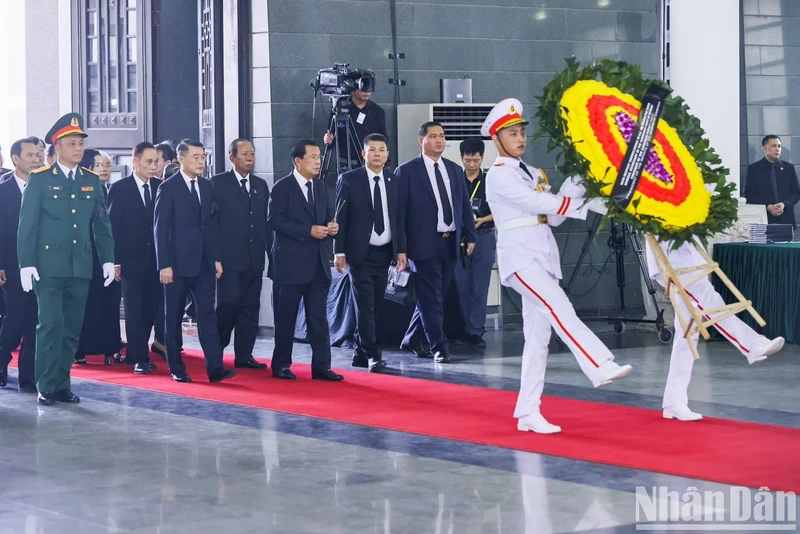 The delegation from the Kingdom of Cambodia, led by President of the Cambodian People's Party and President of the Senate Samdech Techo Hun Sen pays respects to General Secretary Nguyen Phu Trong.