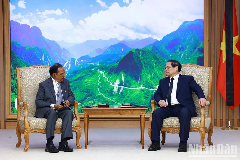 Prime Minister Pham Minh Chinh receives in Hanoi on July 24 National Security Advisor of India Ajit Doval, who is now in Vietnam to attend the funeral for General Secretary of the Communist Party of Vietnam Nguyen Phu Trong. (Photo: VNA)