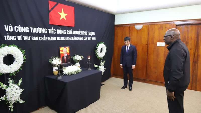 General Secretary of the South African Communist Party (SACP) Solly Mapaila pays his respect for General Secretary of the Communist Party of Vietnam (CPV) Central Committee Nguyen Phu Trong. (Photo: VNA)