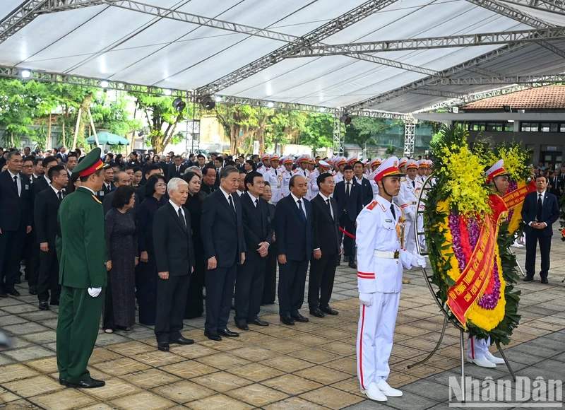 The delegation of the Central Committee of the Communist Party of Vietnam pays respects to General Secretary Nguyen Phu Trong.