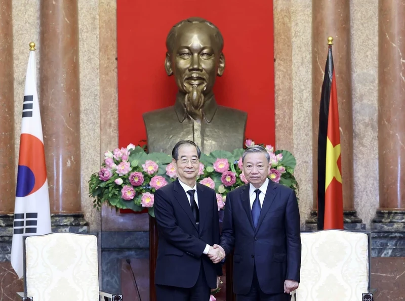 State President To Lam (R) receives Korean Prime Minister Han Duck Soo (Photo: VNA)