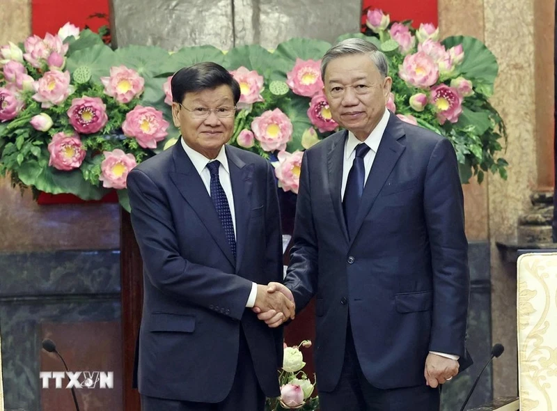 President To Lam (R) and Party General Secretary and President of Laos Thongloun Sisoulith (Photo: VNA)