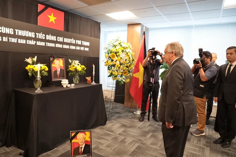 UN Secretary-General Antonio Guterres pays tribute to Party General Secretary Nguyen Phu Trong at the Permanent Mission of Vietnam to the UN in New York, the US. (Photo: VNA)