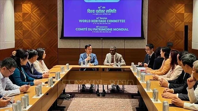 Deputy Minister of Foreign Affairs Ha Kim Ngoc (left), Chairman of the Vietnam National Commission for UNESCO, at the meeting with Director of the World Heritage Centre Lazare Eloundou Assomo on July 22. (Photo: VNA)