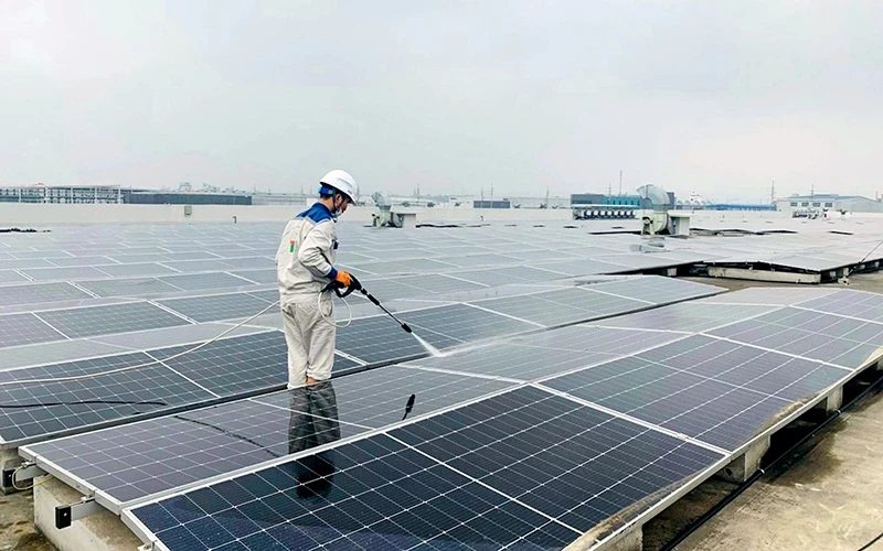 Thang Long Industrial Park (Vinh Phuc) installs environmentally friendly rooftop solar power systems. (Photo: Hoang Son)