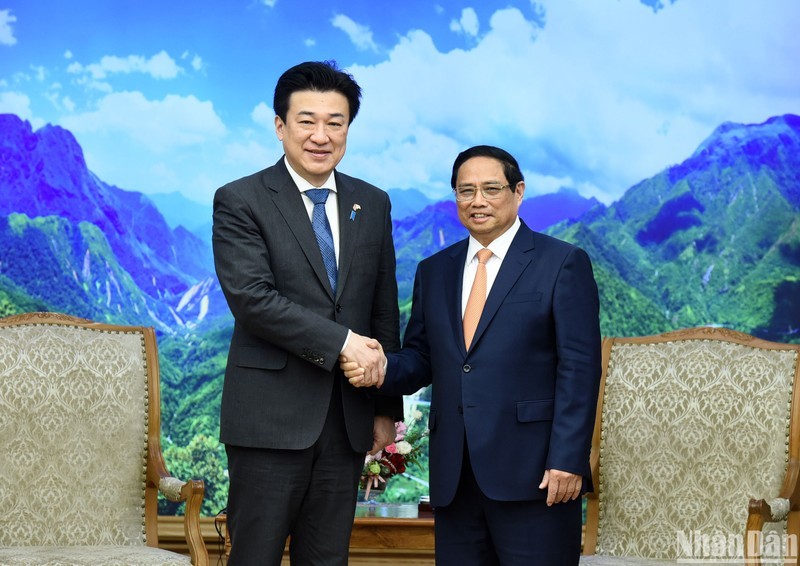 PM Pham Minh Chinh (R) and Japanese Minister of Defence Kihara Minoru (Photo: VNA)