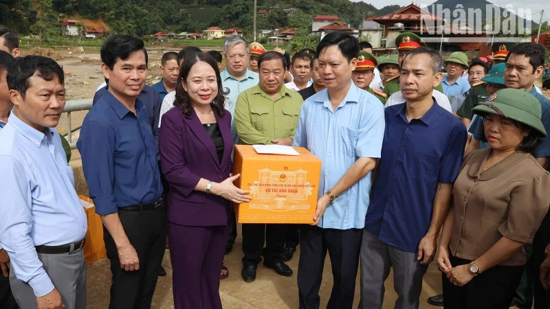 VP Vo Thi Anh Xuan visits and presents gifts to people in flood-hit areas in Son La.