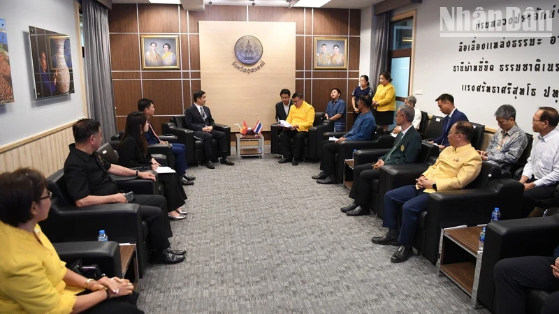 A delegation from the Vietnamese Embassy in Thailand works with leaders of Udon Thani Province. (Photo: Dinh Truong)