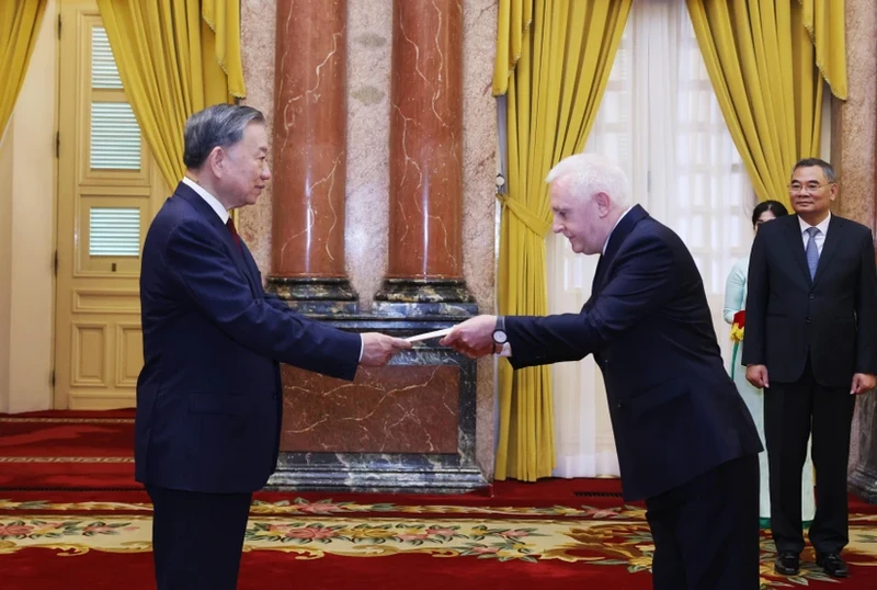 Party General Secretary and State President To Lam (left) receives the credentials from Argentinian Ambassador Marcos Antonio Bednarski on August 12. (Photo: VNA)