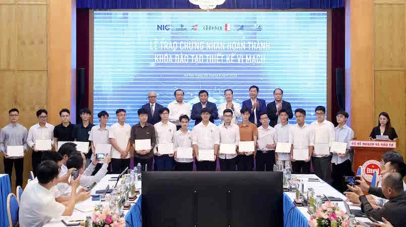 Awarding certificates to students who have completed the microchip design course. (Photo: Le Tien)