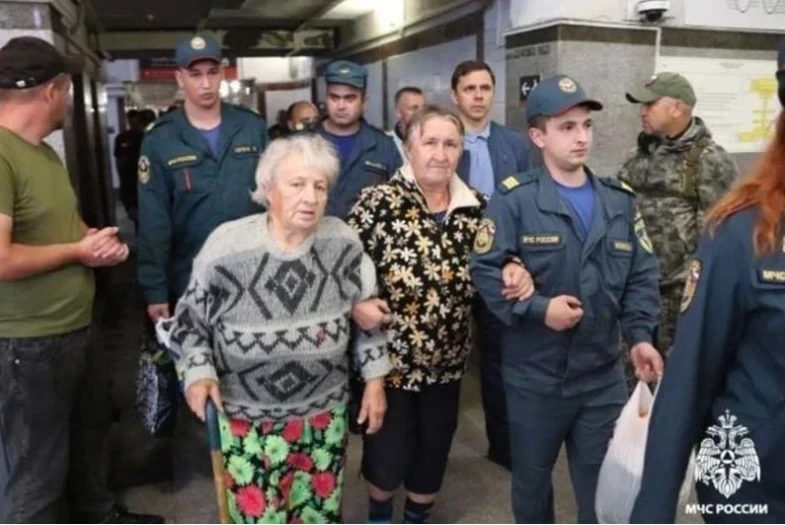 People are supported to evacuate from conflict areas in Russia's Kursk. (Photo: Getty Images/VNA)