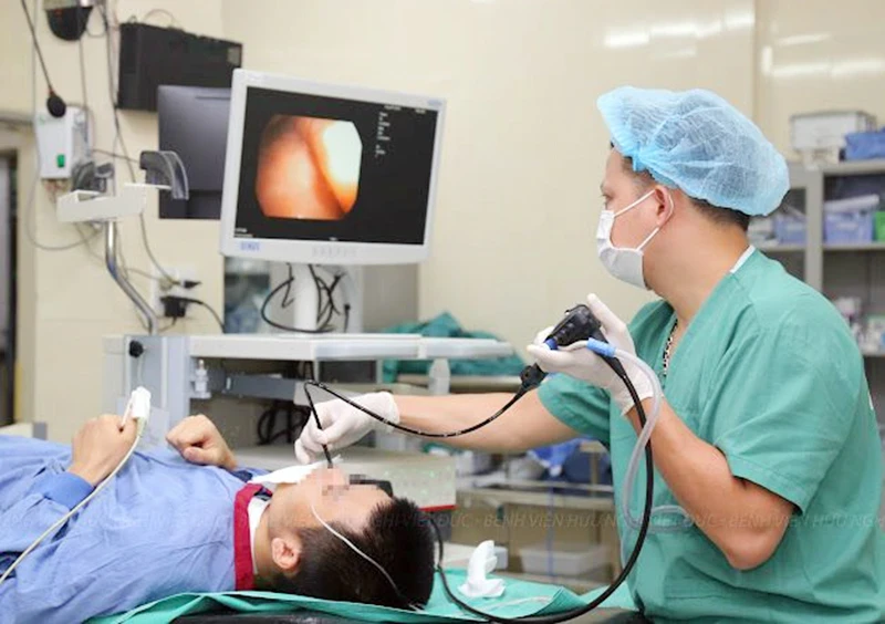 Doctors at Viet Duc Friendship Hospital re-examine and re-evaluate the patient following tracheal transplantation and oesophageal reconstruction.