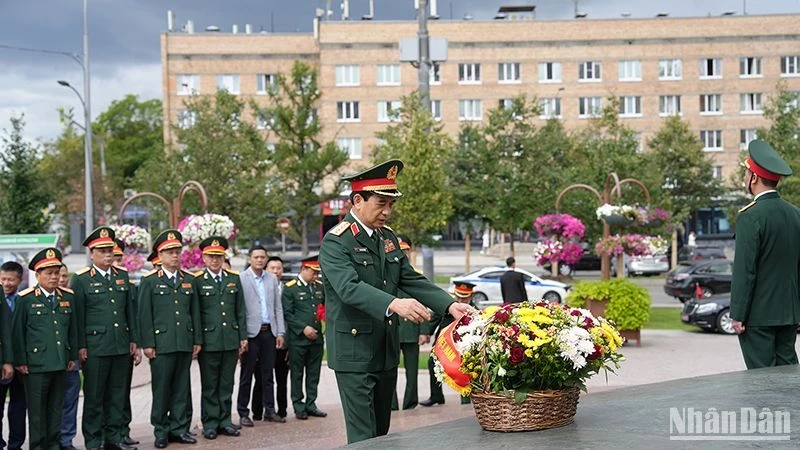 Defence Minister and the high-ranking delegation of the Ministry of Defence pay floral tribute to President Ho Chi Minh’s Monument in Moscow. (Photo: NDO)