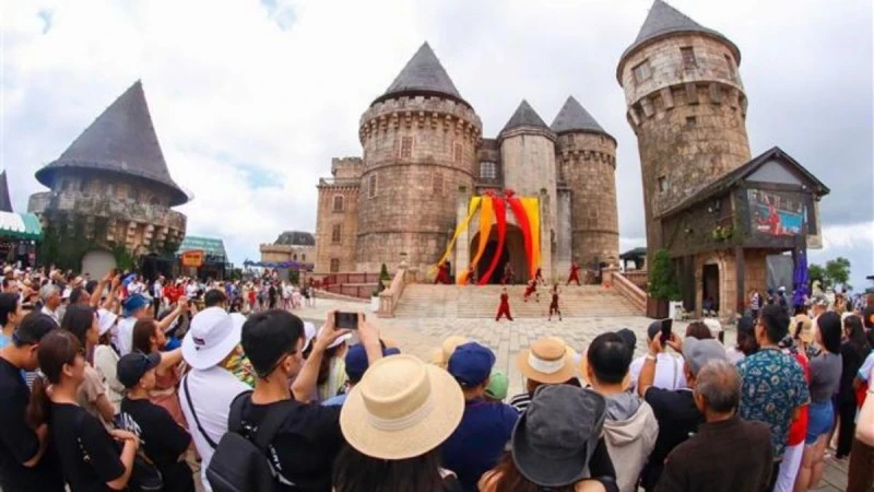 Tourists at the Sun World Ba Na Hills tourist area, Da Nang City. (Photo: VNA)