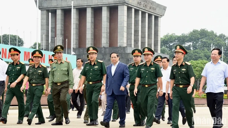 Prime Minister Pham Minh Chinh inspects the outcomes of the periodic maintenance of the Mausoleum of President Ho Chi Minh on August 12. (Photo: NDO)