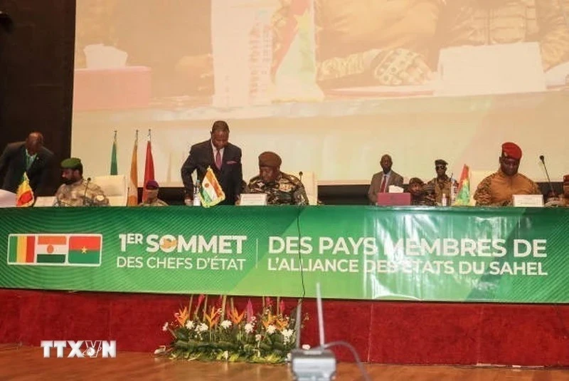 The heads of the military governments of Niger (centre), Mali (left) and Burkina Faso at the signing ceremony of the treaty establishing the Alliance of Sahel States (AES), in Niamey, July 6, 2024. (Photo: Getty Images/VNA)