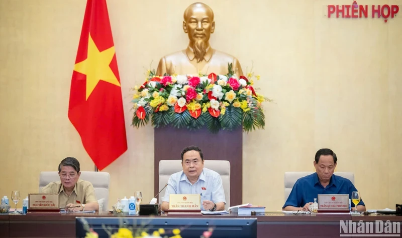 National Assembly Chairman Tran Thanh Man speaks at the meeting. (Photo: Duy Linh)