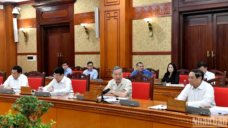 The meeting of the Politburo in Hanoi on August 30 (Photo: NDO)