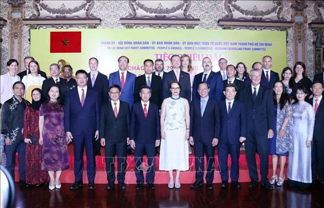 Participants pose for a group photo at the banquet. (Photo: VNA)