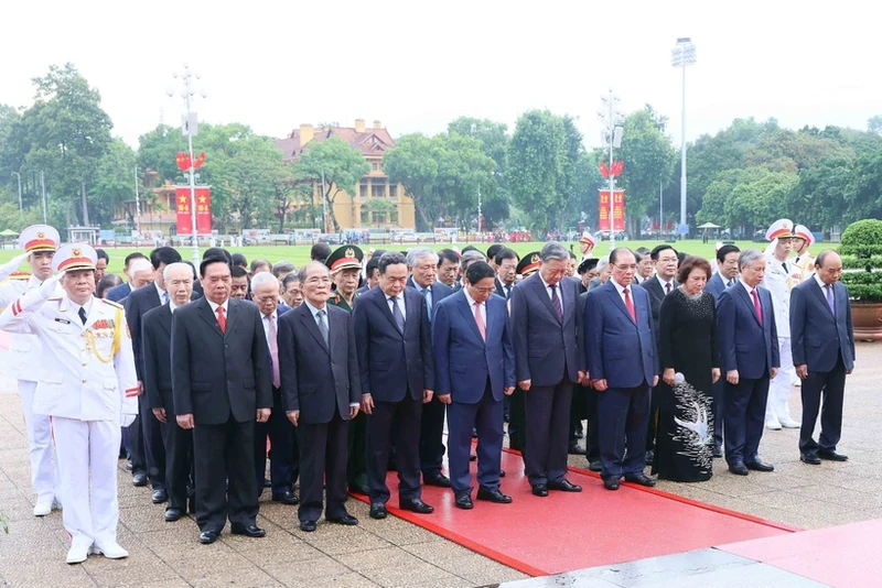 Leaders pay tribute to late President Ho Chi Minh. (Photo: VNA)