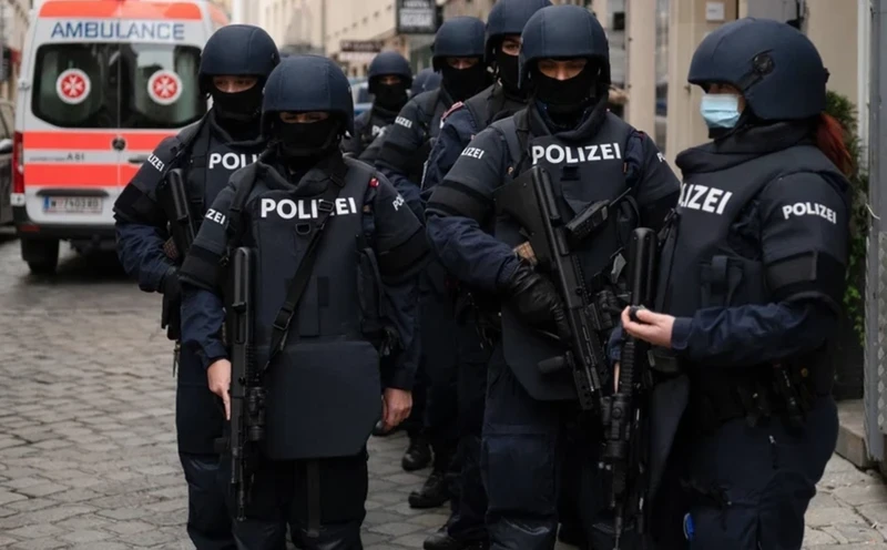 Police stand guard in the capital Vienna, Austria. (Photo: AFP/VNA)