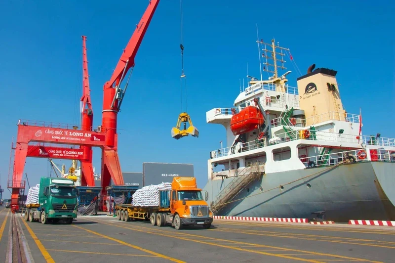 Long An International Port chooses green logistics as a development criterion.