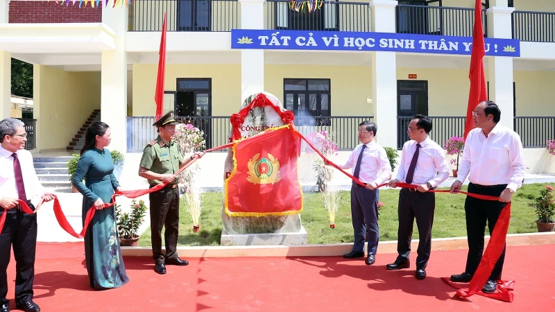 Senior Lieutenant General Luong Tam Quang, Minister of Public Security and delegates perform the inauguration ceremony of Minh Thanh Secondary School.