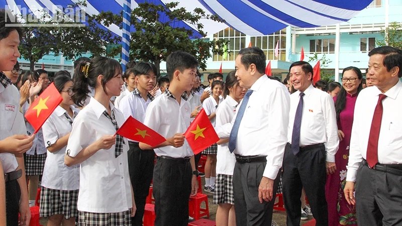 National Assembly Chairman Tran Thanh Man visits and encourages students at Pham Hung High School.