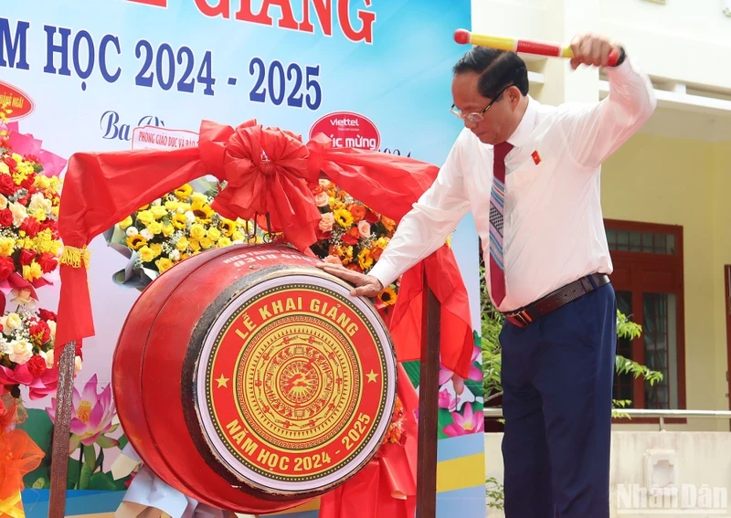 National Assembly Vice Chairman Tran Quang Phuong performs the drum beating ceremony to mark the opening of the new school year at Ba Vi Secondary School, Ba To District, Quang Ngai Province.