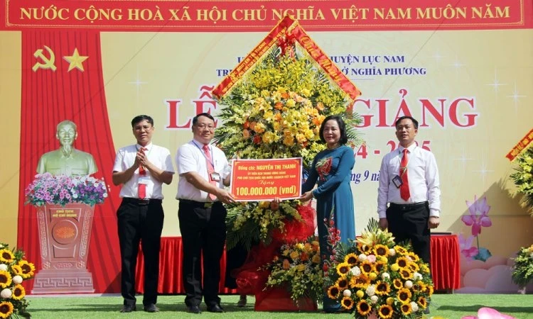 NA Vice Chairwoman Nguyen Thi Thanh presents 100 million VND to the Scholarship Fund of Nghia Phuong Secondary School.