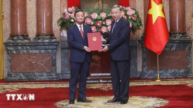 Party General Secretary and President To Lam hands over an appointment decision to Vietnamese Ambassador to Laos Nguyen Minh Tam. (Photo: VNA)