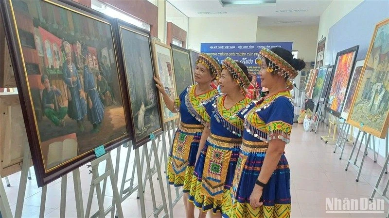 Visitors to the painting exhibition