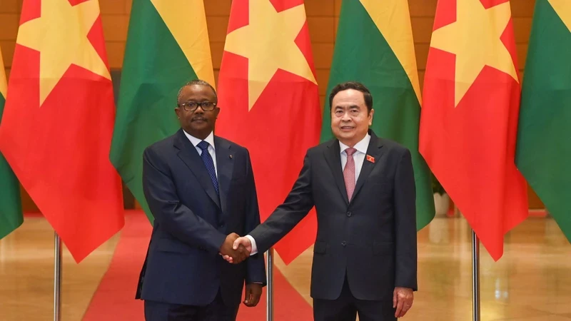 Chairman of the National Assembly Tran Thanh Man (right) and President of Guinea-Bissau Umaro Sissoco Embaló at their meeting in Hanoi. 